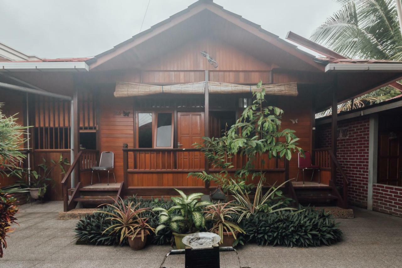 Vaccinated Staff - Oyo 1300 Crecia Guest House Hatu Buitenkant foto