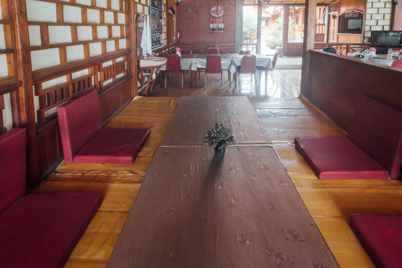 Vaccinated Staff - Oyo 1300 Crecia Guest House Hatu Buitenkant foto
